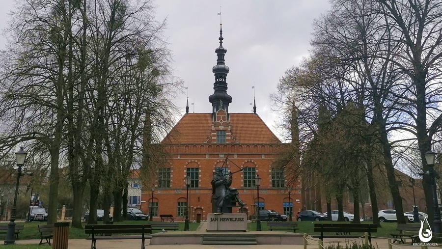 ratusz-staromiejski-pomnik-jana-heweliusza-gdansk